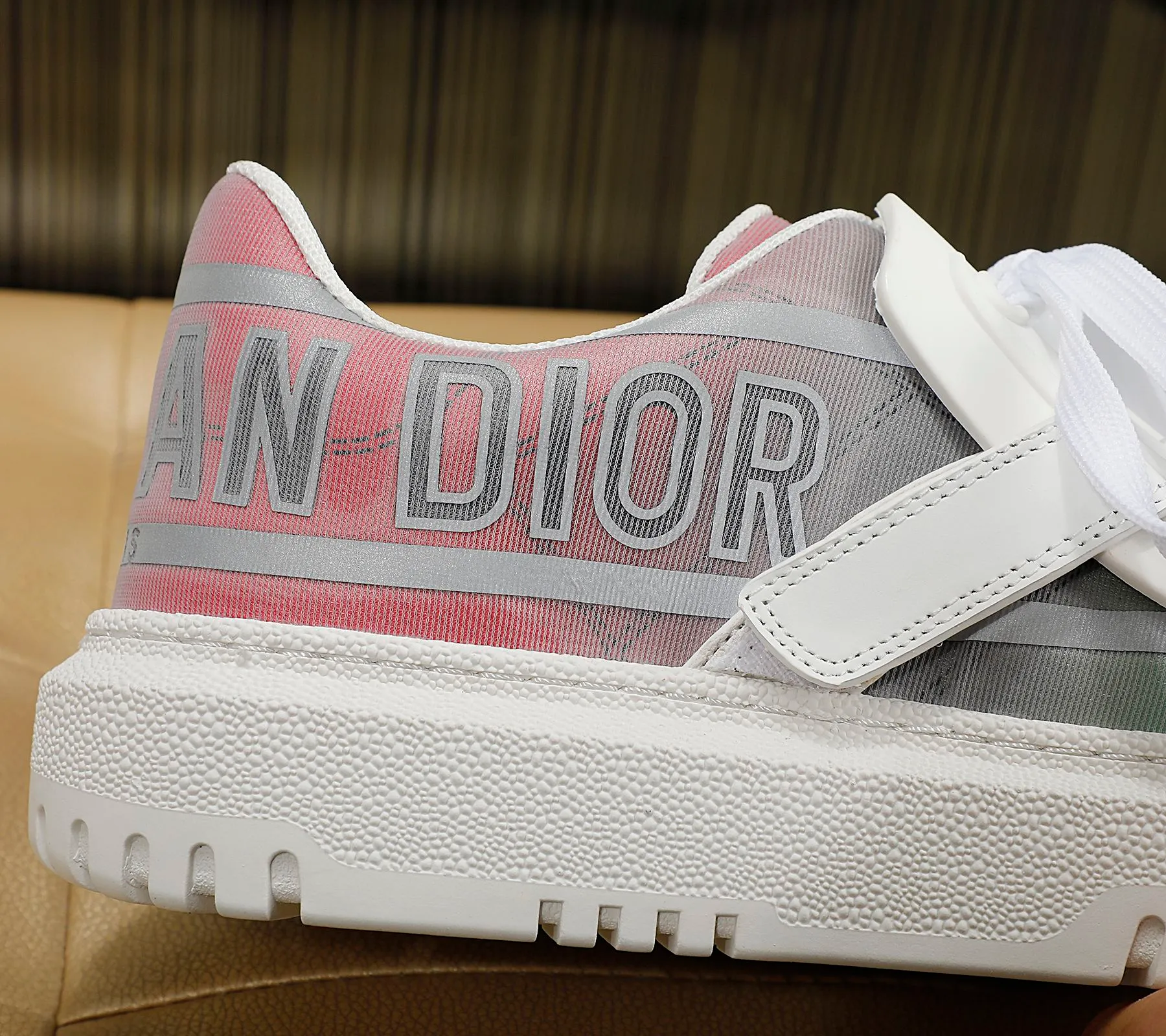 👟👟Ex-factory price 480👟👟 2021ssDior shell-toe casual white shoes, the latest letter strip layout with luminous colors, the same style as the ready-to-wear series 1️⃣Original mold opening 2️⃣Original cowhide➕Breathable mesh lining 3️⃣TPU evacuation outsole 4️⃣Injection-molded latex cowhide feet 5️⃣Full set of packaging at the counter, code number 35-40 (41 can be customized)